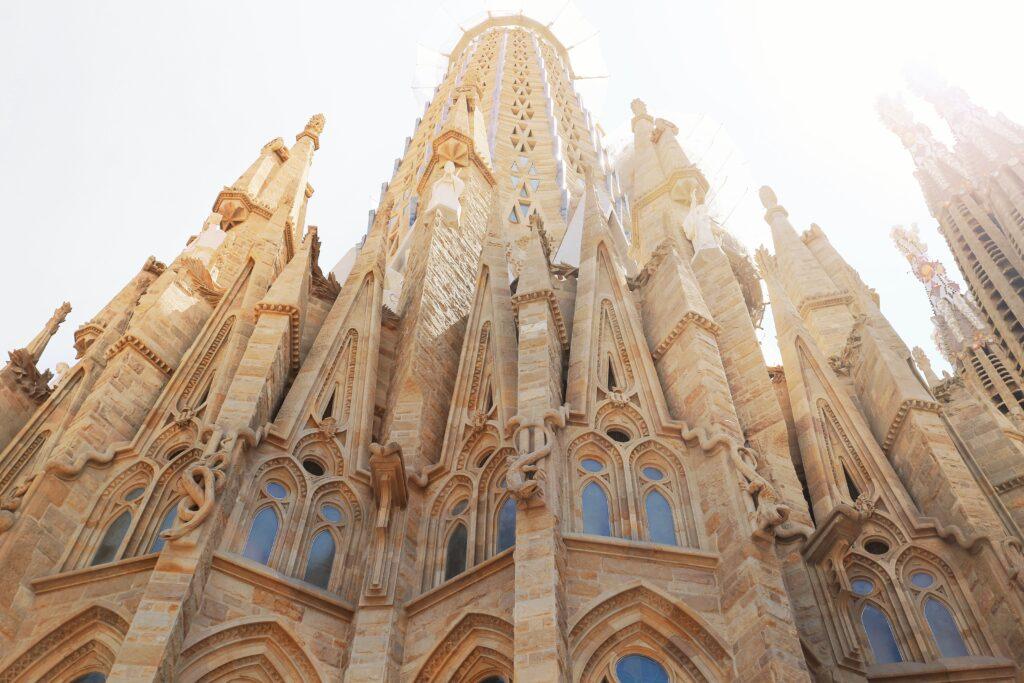 Sagrada Familia v Barcelone je najväčší nedokončený katolícky kostol na svete s výškou 138 m.