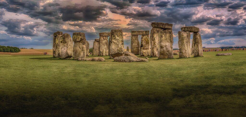Stonehenge je stavba postavená v kamennej dobe a patrí medzi najstaršie slnečné hodiny na svete.