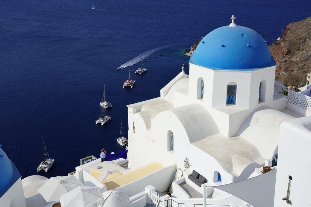 Kostoly s modrými kupolami sú charakteristické pre kykladskú architektúru.