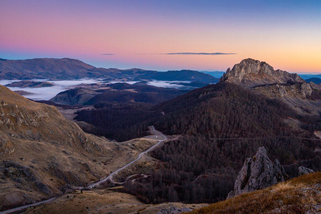 Mesto Sarajevo obklopujú nádherné vrchy, ktoré ponúkajú mnoho príležitostí na turistiku.