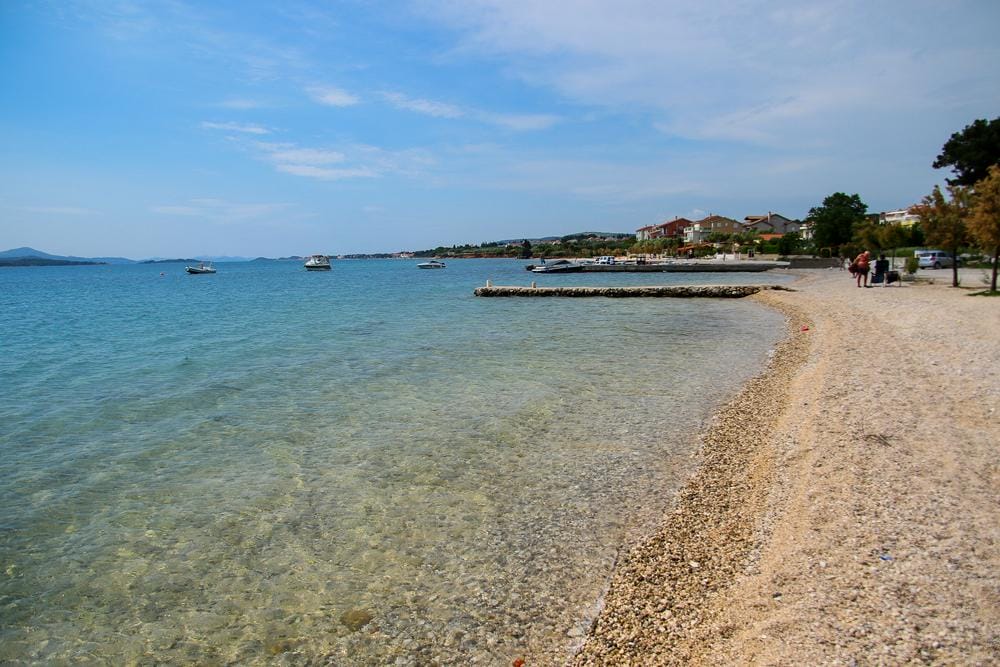 Biograd na moru ponúka množstvo pláží na oddych aj na rôzne športové aktivity.