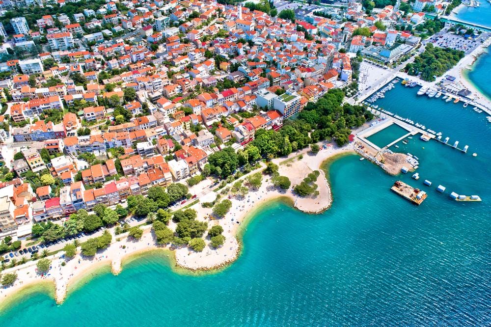 Pobrežie Crikvenice je posiate mnohými plážami, z ktorých väčšina je piesočnatá, čo umožňuje príjemné a relaxačné pobyty pri mori.