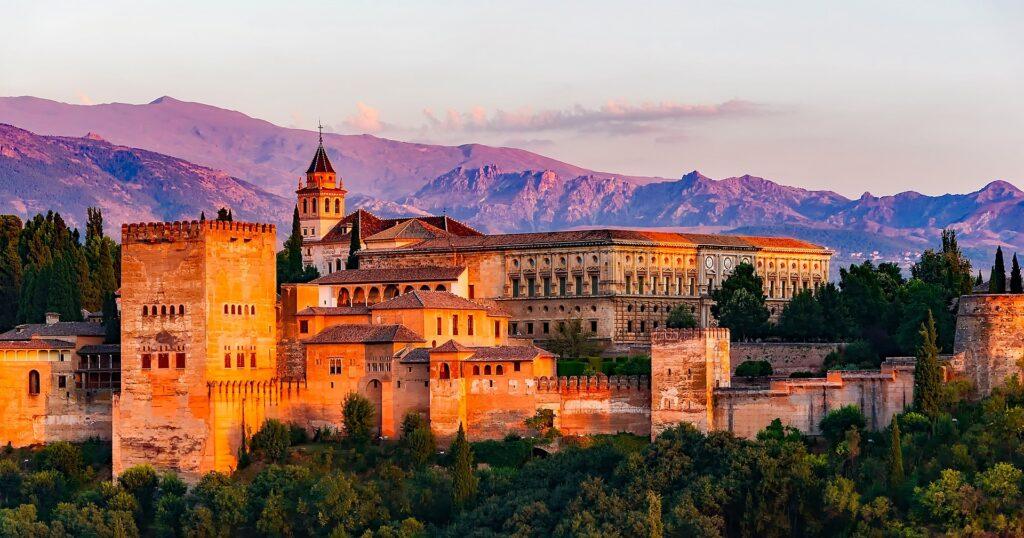 Alhambra je monumentálne miesto a jednou z prvých zastávok v meste Granada.