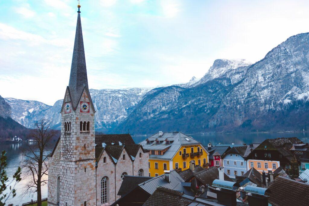Hallstattský kostol z 18. storočia s barokovou architektúrou a nádherným výhľadom na jazero a hory.