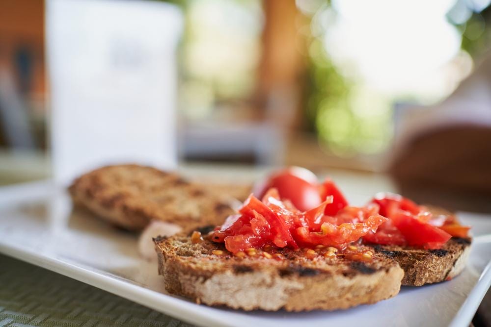 Pa amb Oli je jednoduché tapas, skvelý pokrm k dovolenkovým drinkom.