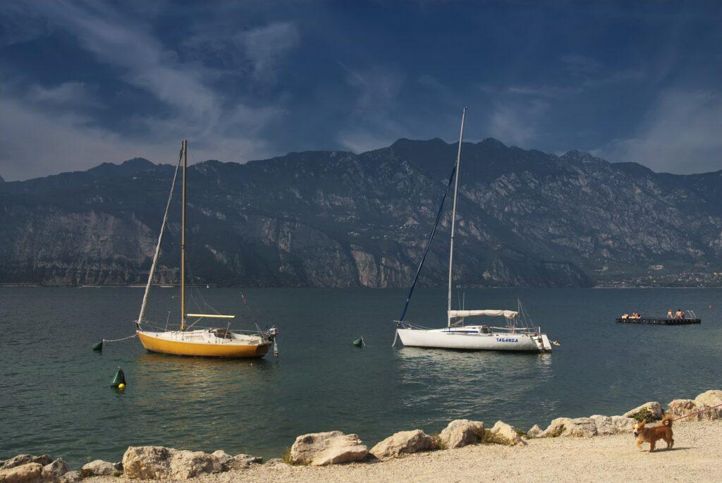 Vďaka svojej teplej, čistej vode a nádhernej horskej kulise je jazero Lago di Garda ideálnym miestom na osviežujúce kúpanie