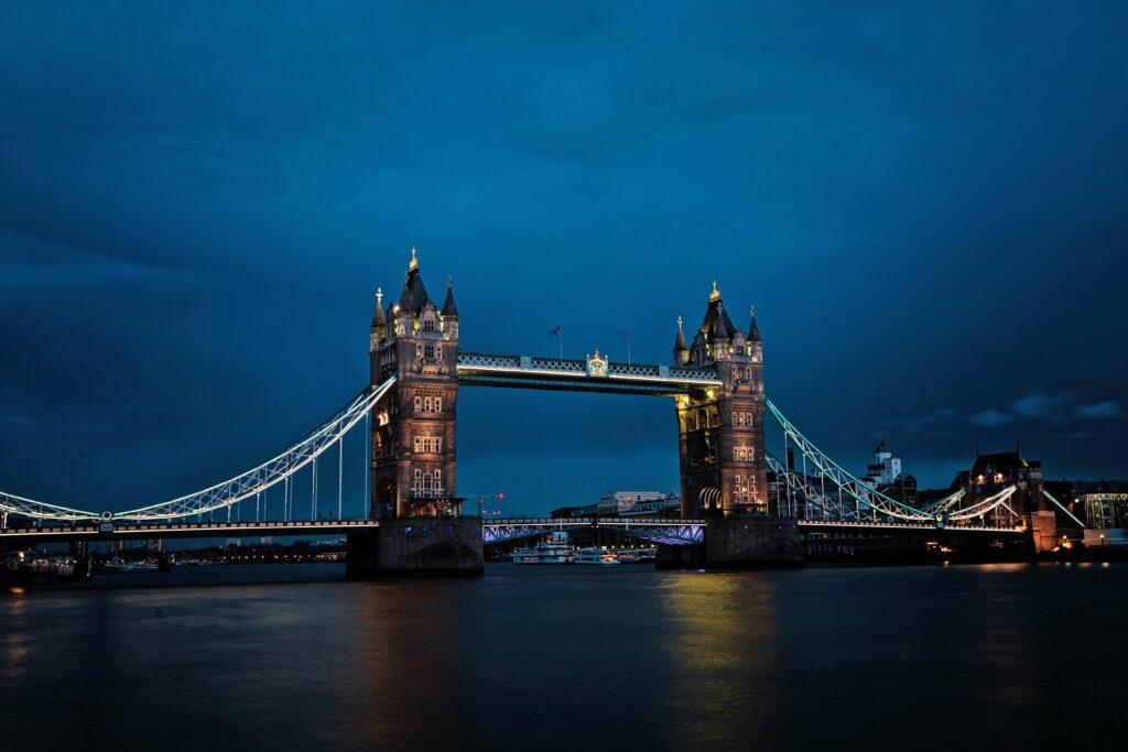 Tower Bridge je jednou z najznámejších pamiatok Londýna a stojí neďaleko Londýnskeho Toweru.