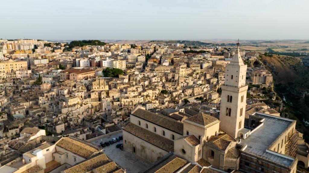 Mesto Matera svojou bohatou históriou a krásnou architektúrou láka turistov z celého sveta.