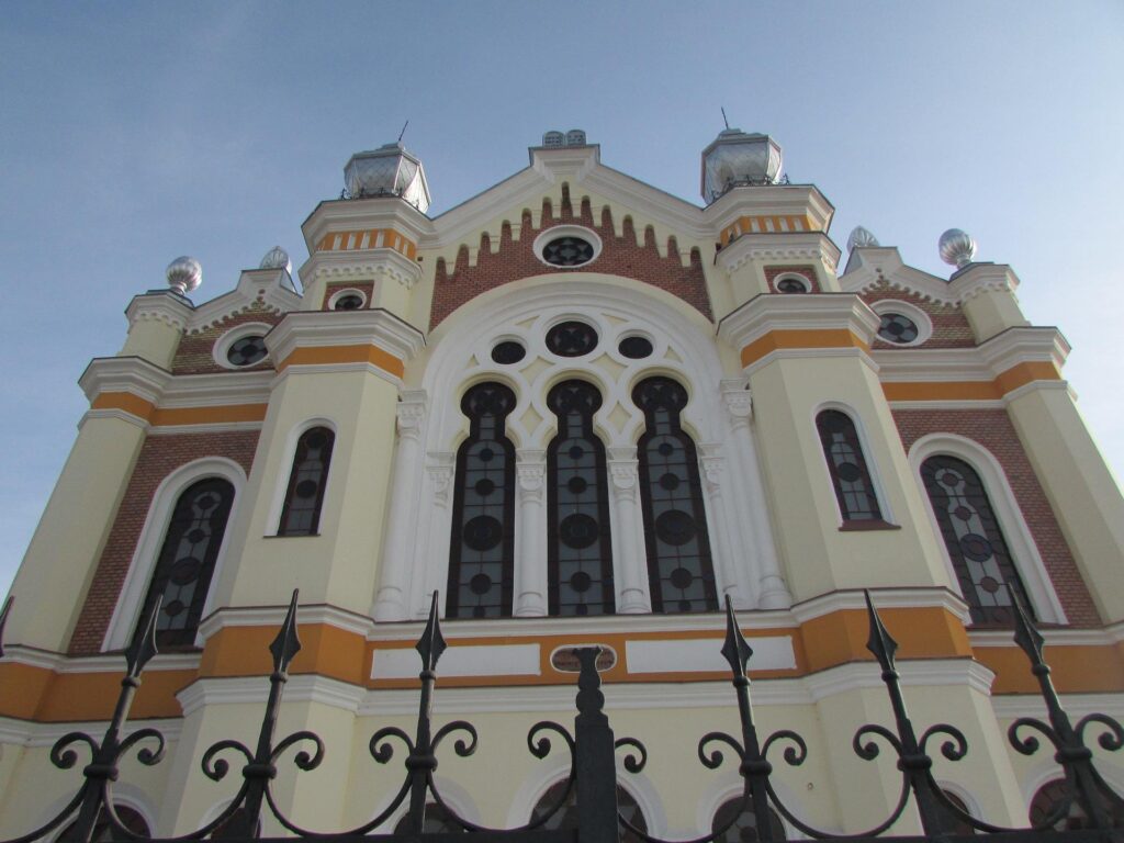 Synagóga v Oradei predstavuje najväčšiu synagógu v Rumunsku, čím láka mnohých turistov.