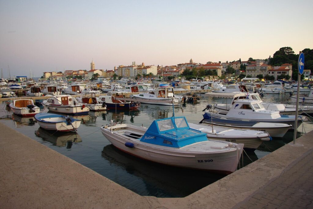 Počas pobytu v Rabe nie je problém vybrať sa loďou na susedný ostrov.