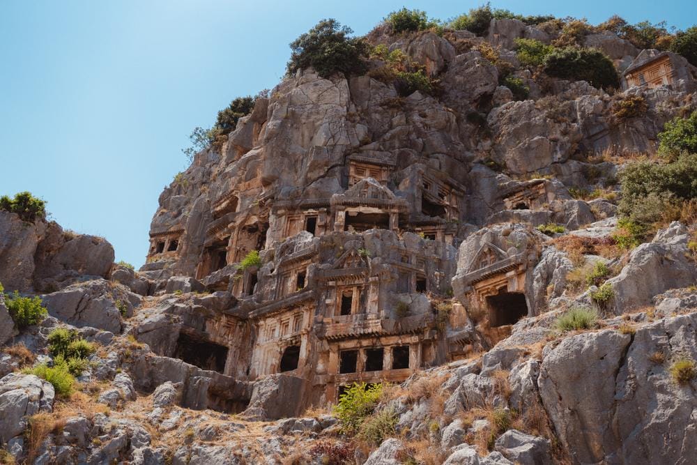 V skalných hrobkách archeológovia objavili mnoho artefaktov vrátane keramiky a mincí pôvodných obyvateľov.