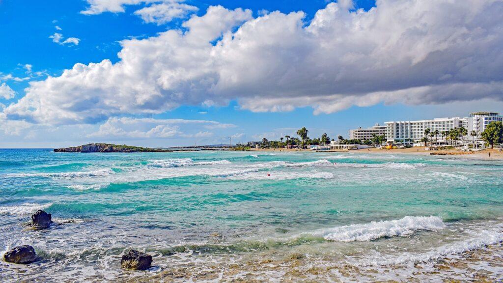 Pláže v Ayia Napa na Cypre sú jednými z najlepších pláží v Európe, obľúbené u turistov z celého sveta.