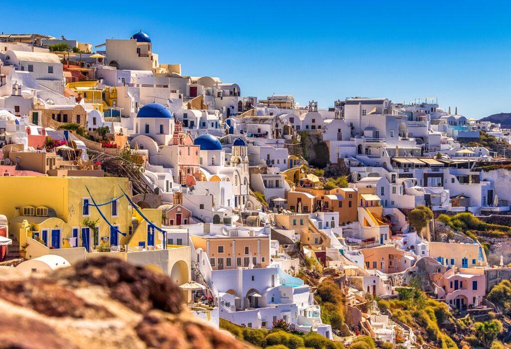 Santorini - tento malebný ostrov je známy svojimi bielymi budovami a nádhernými západmi slnka.