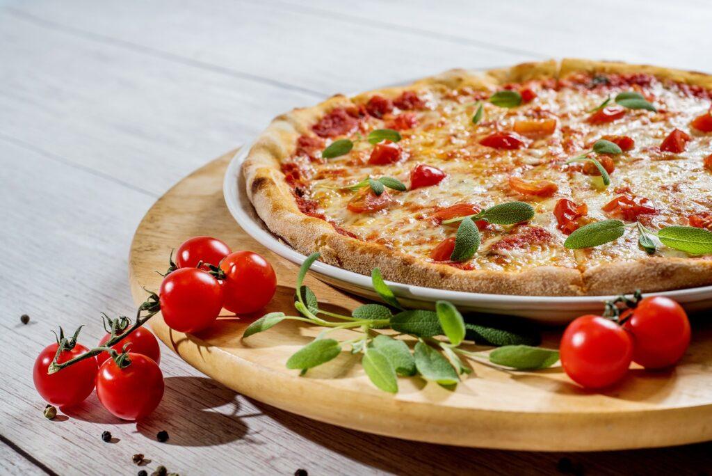 Obľúbeným jedlom je "pizza di patate", teda pizza so zemiakmi, paradajkami a cibuľou.