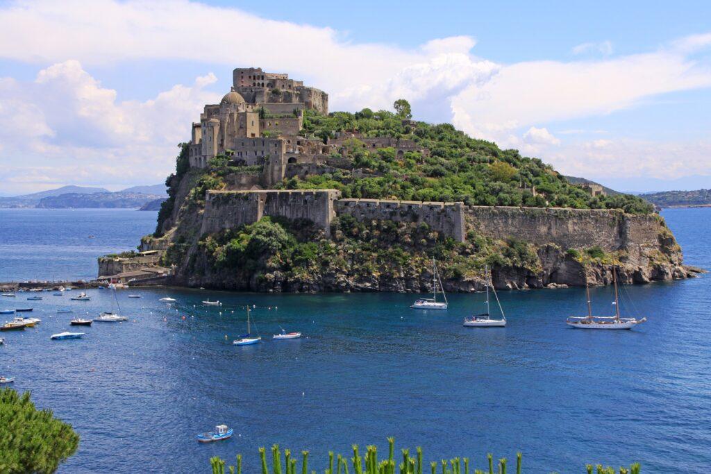 Jednou z najobľúbenejších atrakcií na ostrove Ischia je Aragónsky hrad.