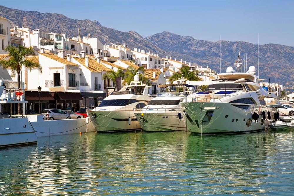 Puerto Banús je luxusný prístav s množstvom luxusných obchodov a reštaurácií.