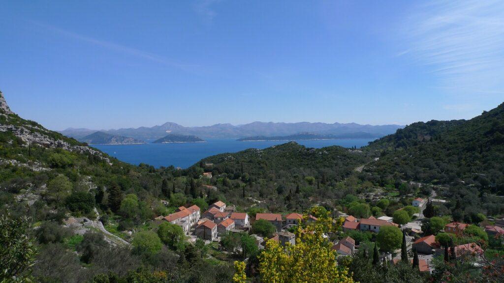 Ostrov Mljet sa nachádza na juhu Chorvátska a poskytuje úžasné podmienky najmä pre letnú dovolenku.