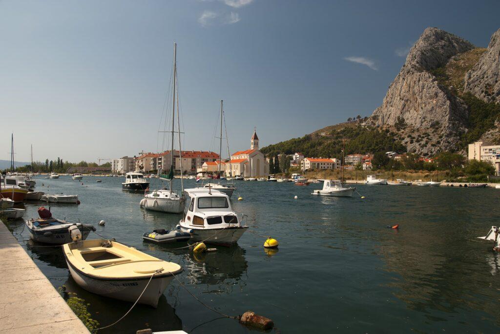 Chorvátske mesto Omiš sa nachádza v ústí rieky Cetiny.