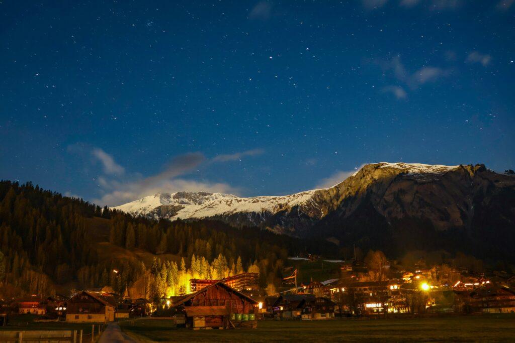 Ženeva obklopená Alpami a Ženevským jazerom poskytuje ideálne spojenie veľkomesta a švajčiarskej prírody.
